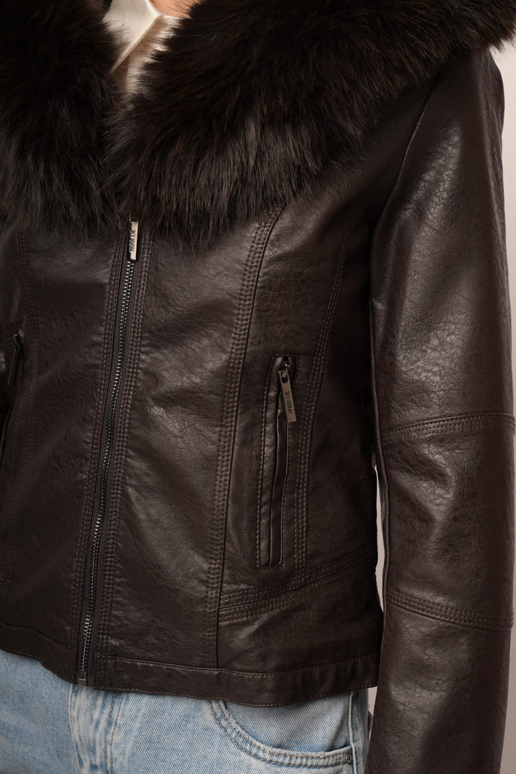 Giacca in similpelle ebano con cappuccio bordato in faux fur