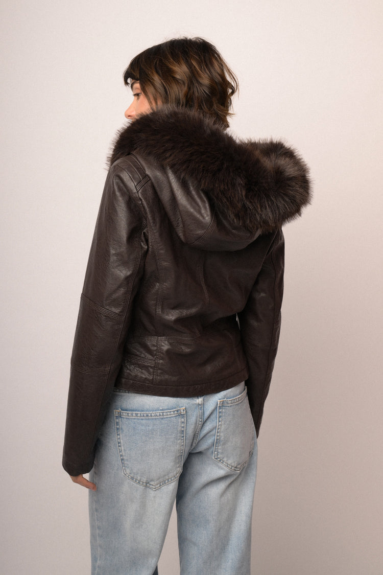 Giacca in similpelle ebano con cappuccio bordato in faux fur