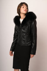 Giacca in similpelle nera con cappuccio bordato in faux fur