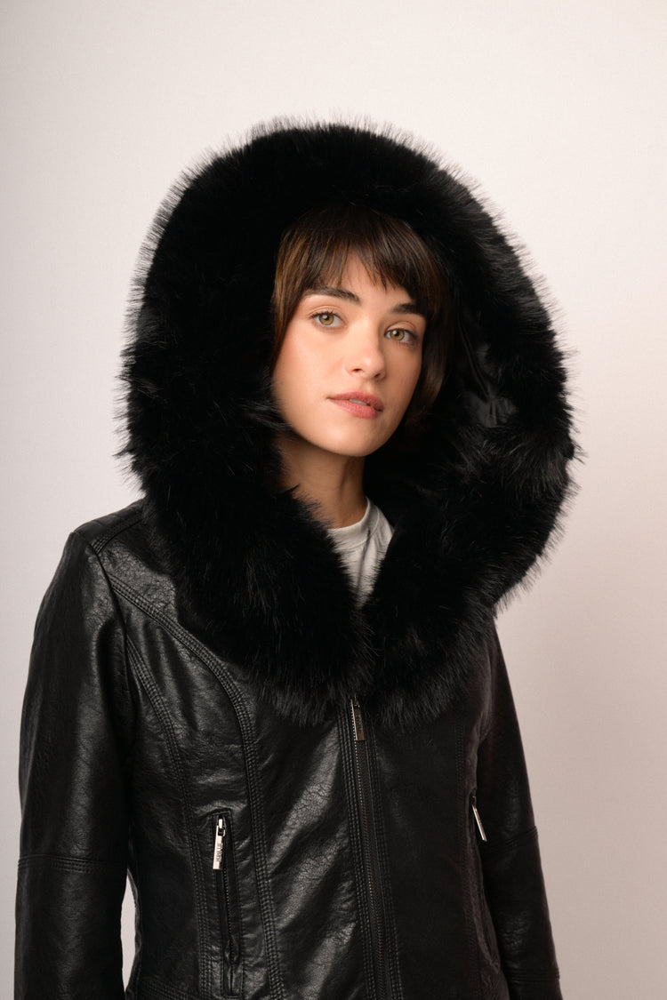 Giacca in similpelle nera con cappuccio bordato in faux fur