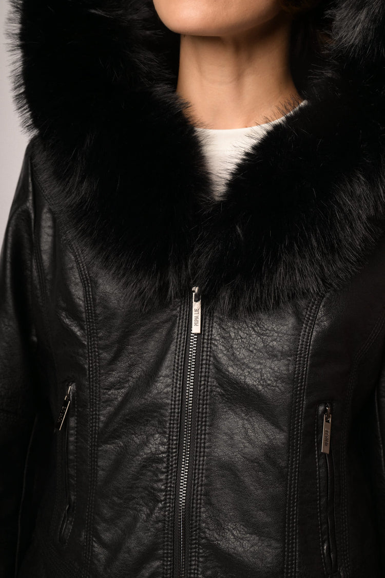 Giacca in similpelle nera con cappuccio bordato in faux fur