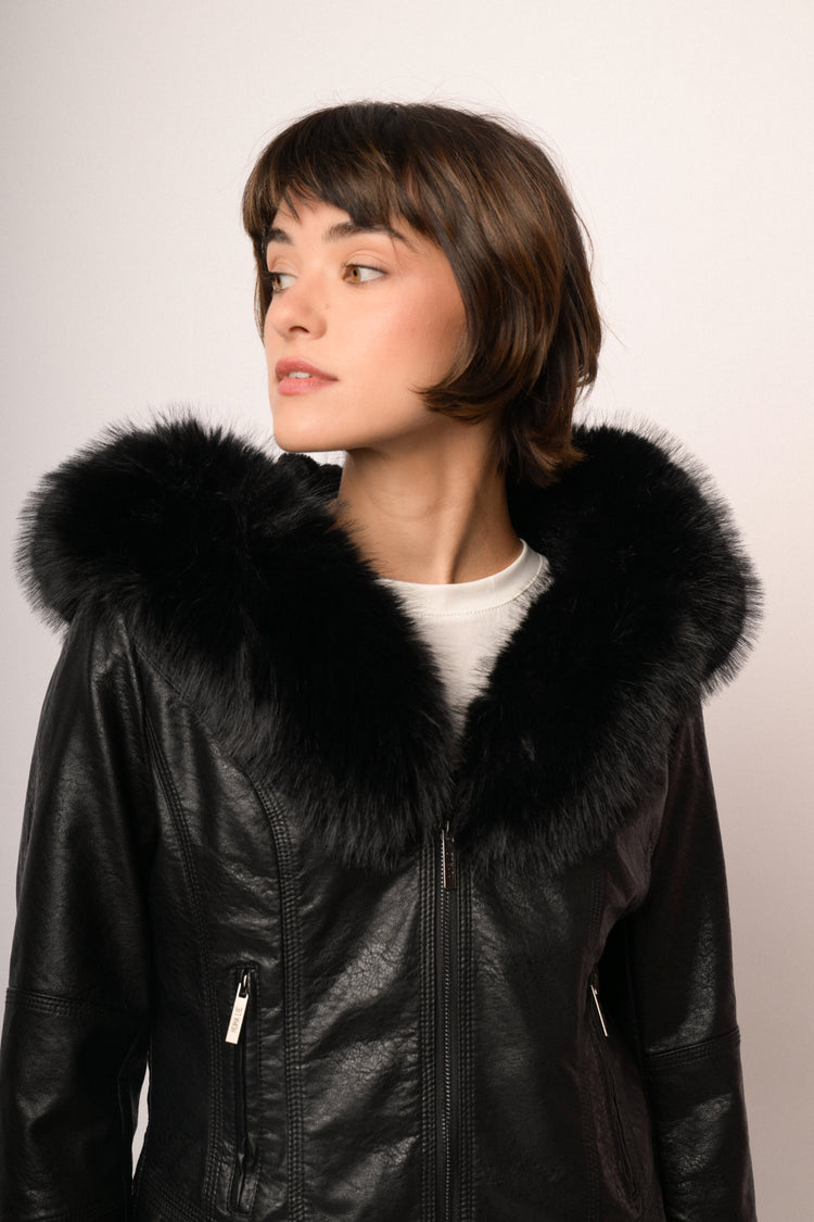 Giacca in similpelle nera con cappuccio bordato in faux fur