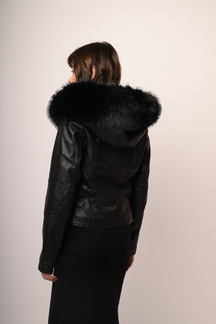 Giacca in similpelle nera con cappuccio bordato in faux fur