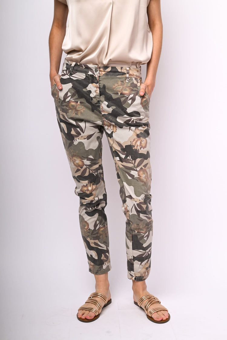 Pantaloni a stampa camo e floreale
