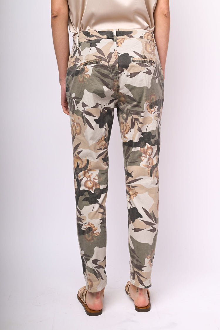 Pantaloni a stampa camo e floreale