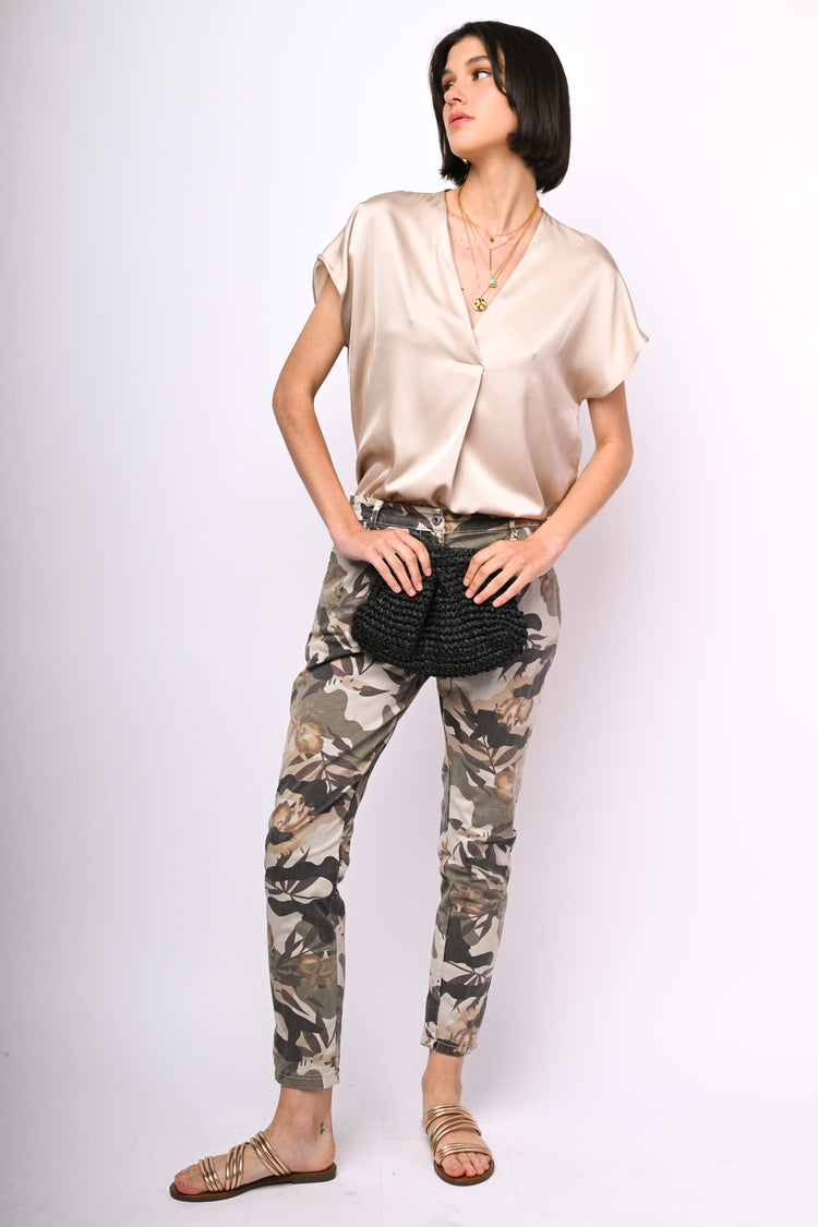 Pantaloni a stampa camo e floreale
