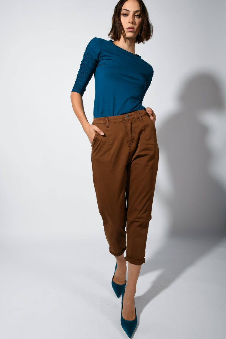 Pantaloni crop in cotone stretch