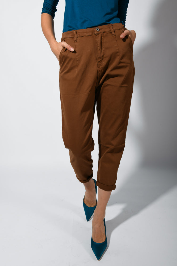 Pantaloni crop in cotone stretch