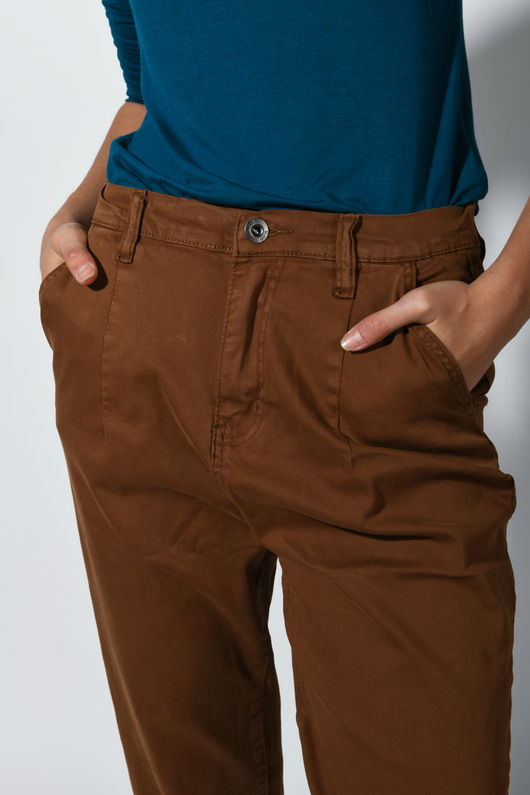 Pantaloni crop in cotone stretch