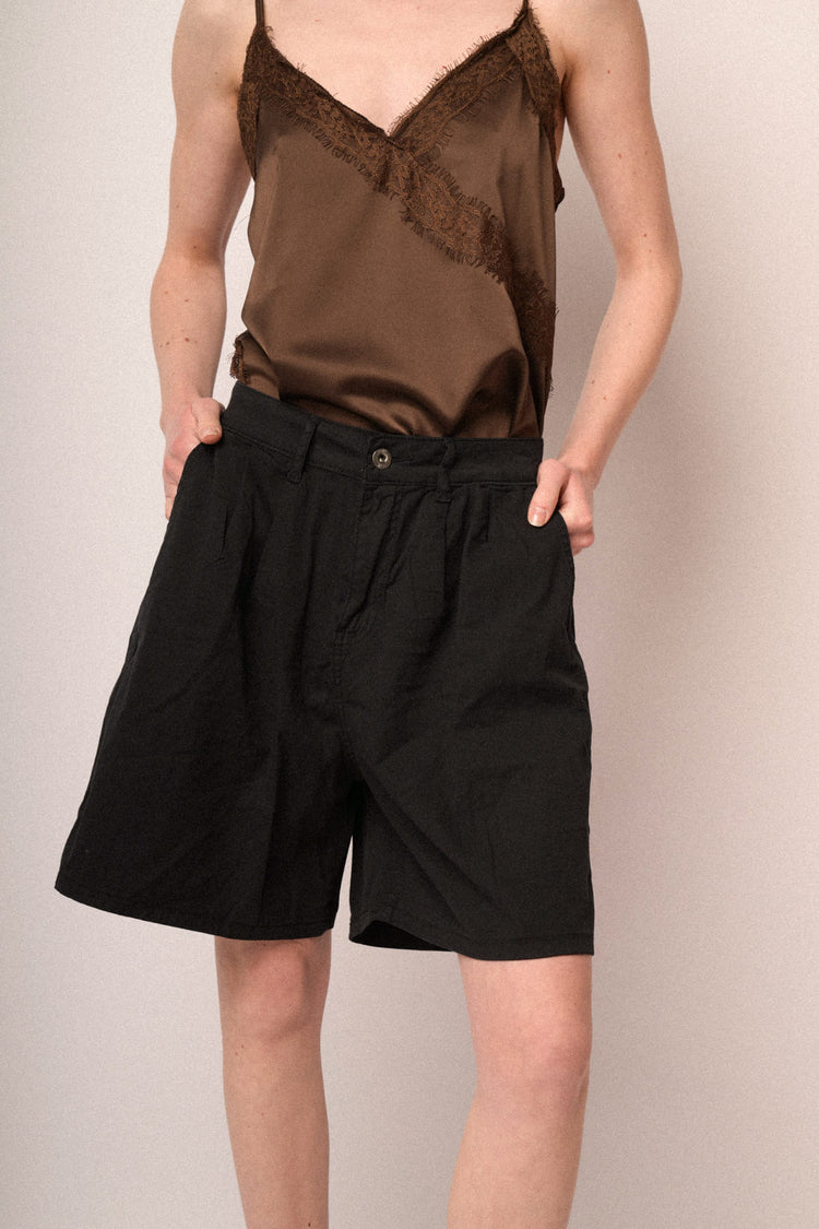 Shorts a gamba ampia in cotone nero