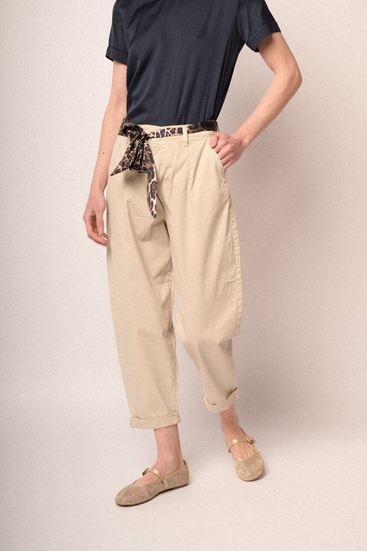 Pantaloni baggy in cotone beige con cintura-foulard