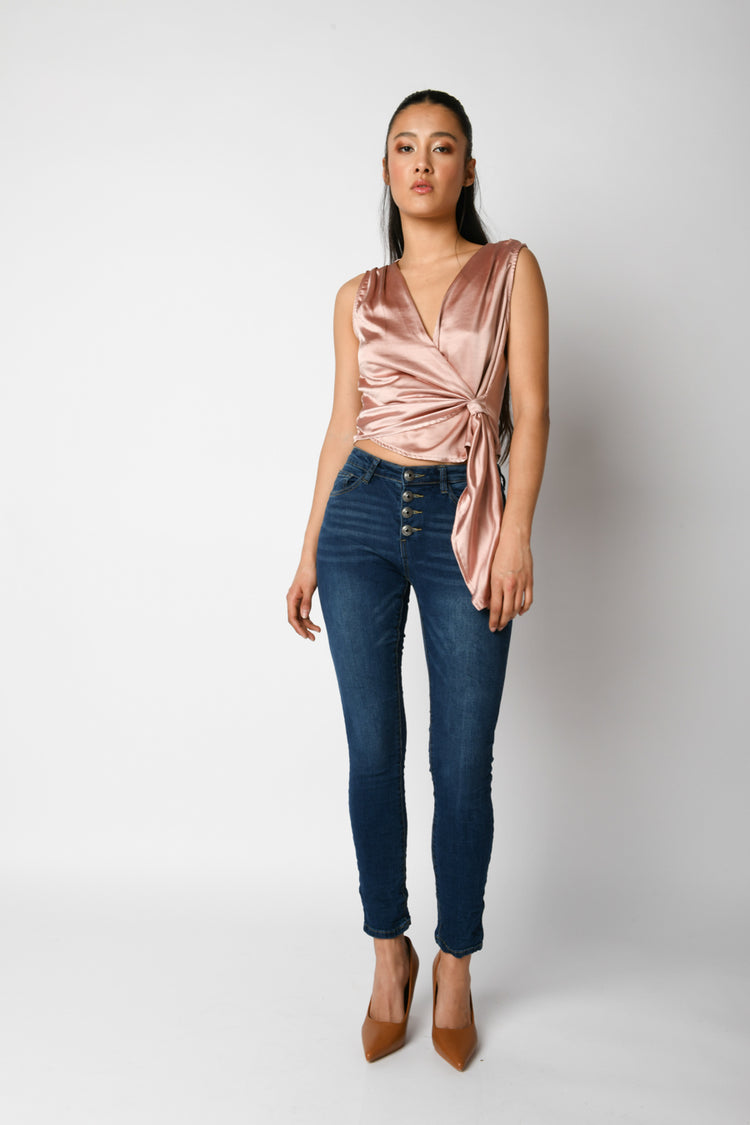 Jeans skinny con bottoni gioiello