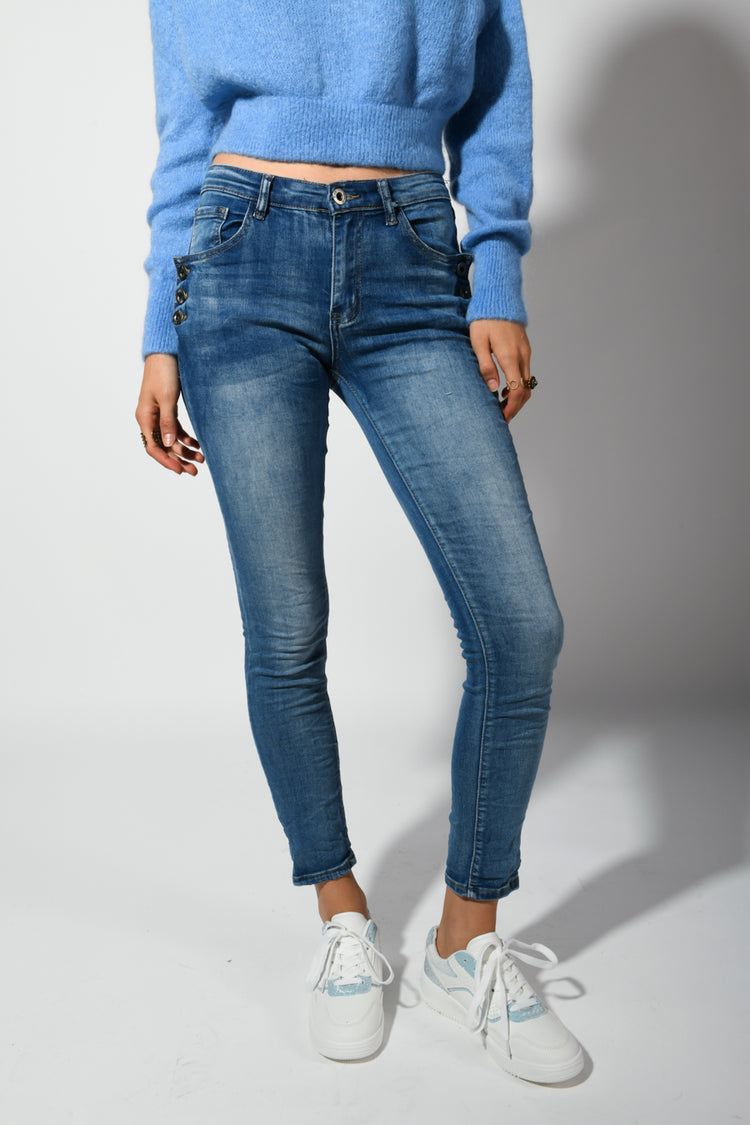 Jeans skinny con bottoni sulle tasche