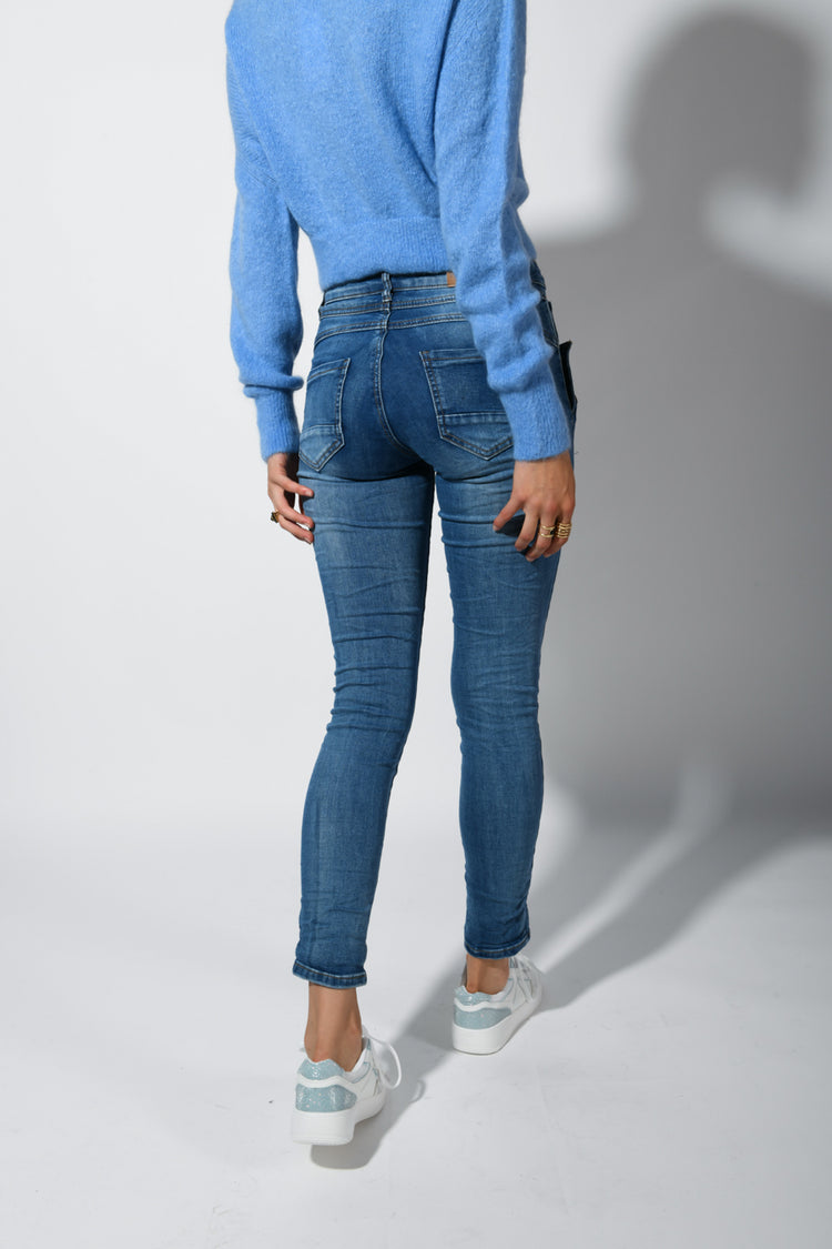 Jeans skinny con bottoni sulle tasche