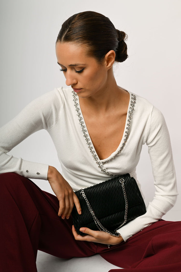 Pull a incrocio con decorazione gioiello