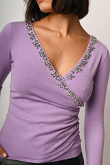 Pull a incrocio con decorazione gioiello