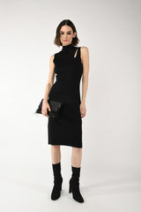 Abito in maglia con cut-out e spilla