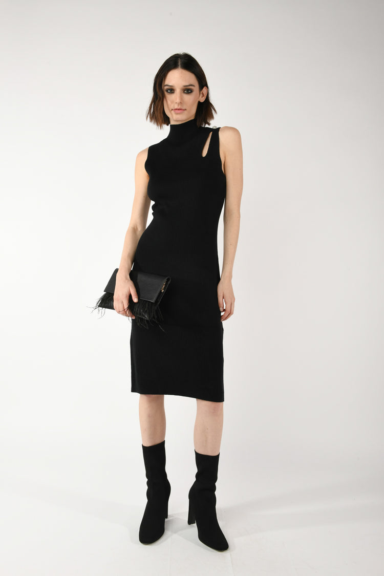 Abito in maglia con cut-out e spilla
