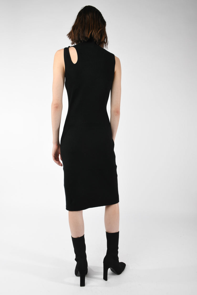Abito in maglia con cut-out e spilla