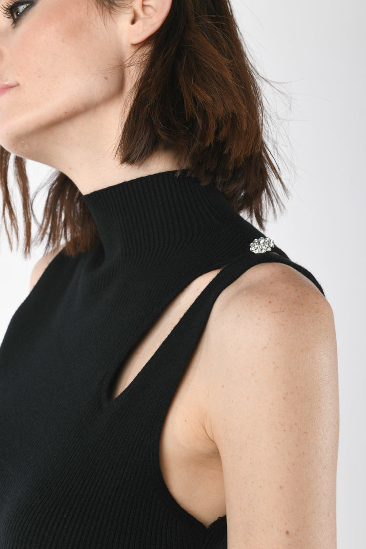 Abito in maglia con cut-out e spilla