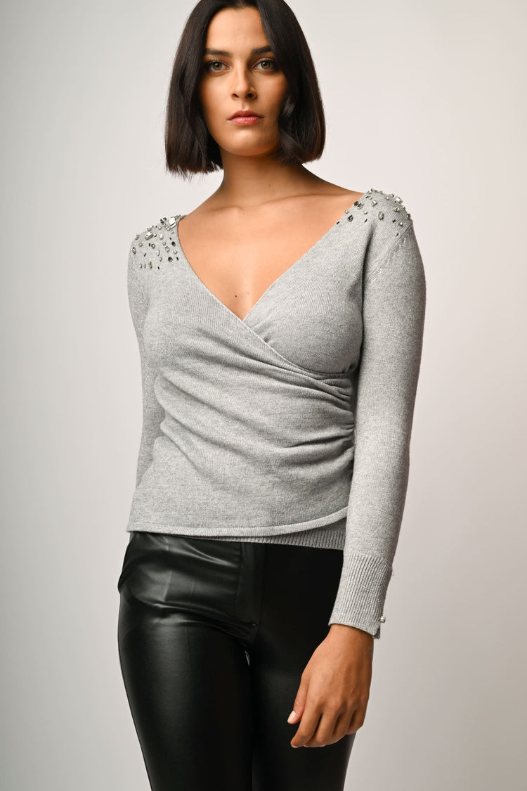 Pull con scollo incrociato e strass