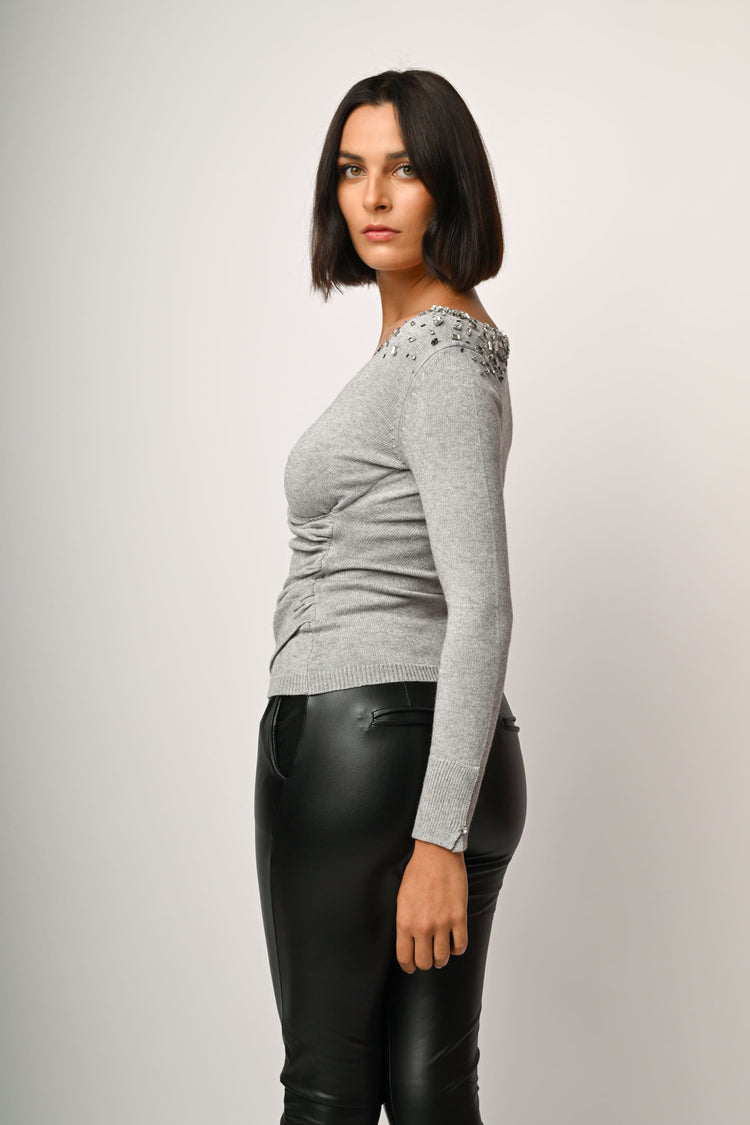Pull con scollo incrociato e strass