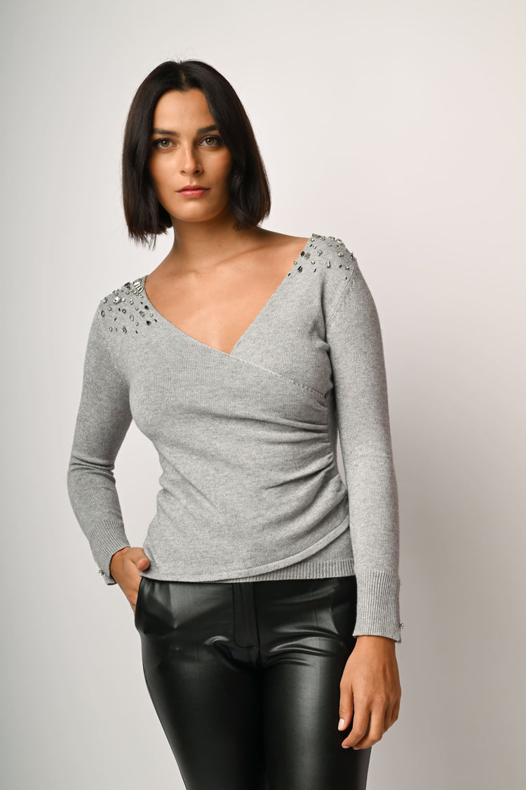 Pull con scollo incrociato e strass