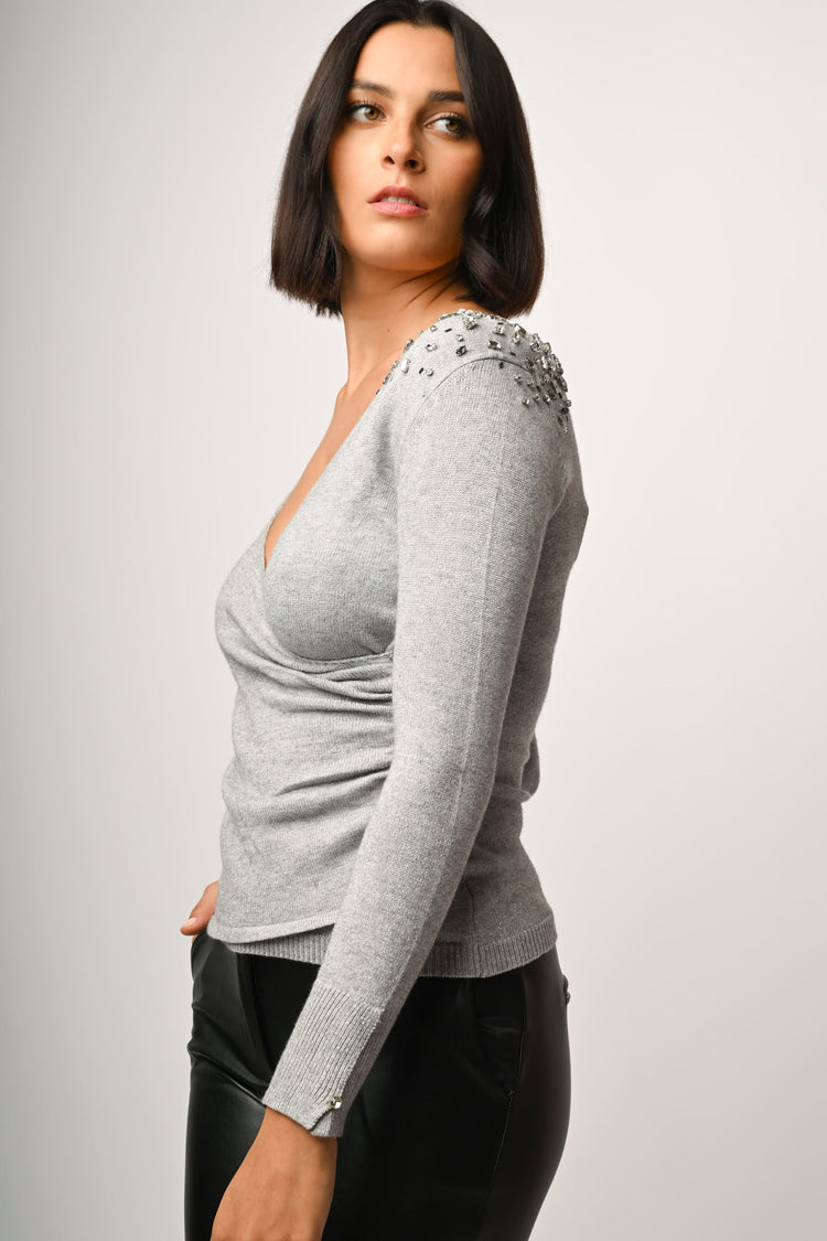Pull con scollo incrociato e strass