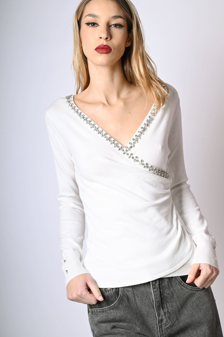 Pull a incrocio con decorazione gioiello