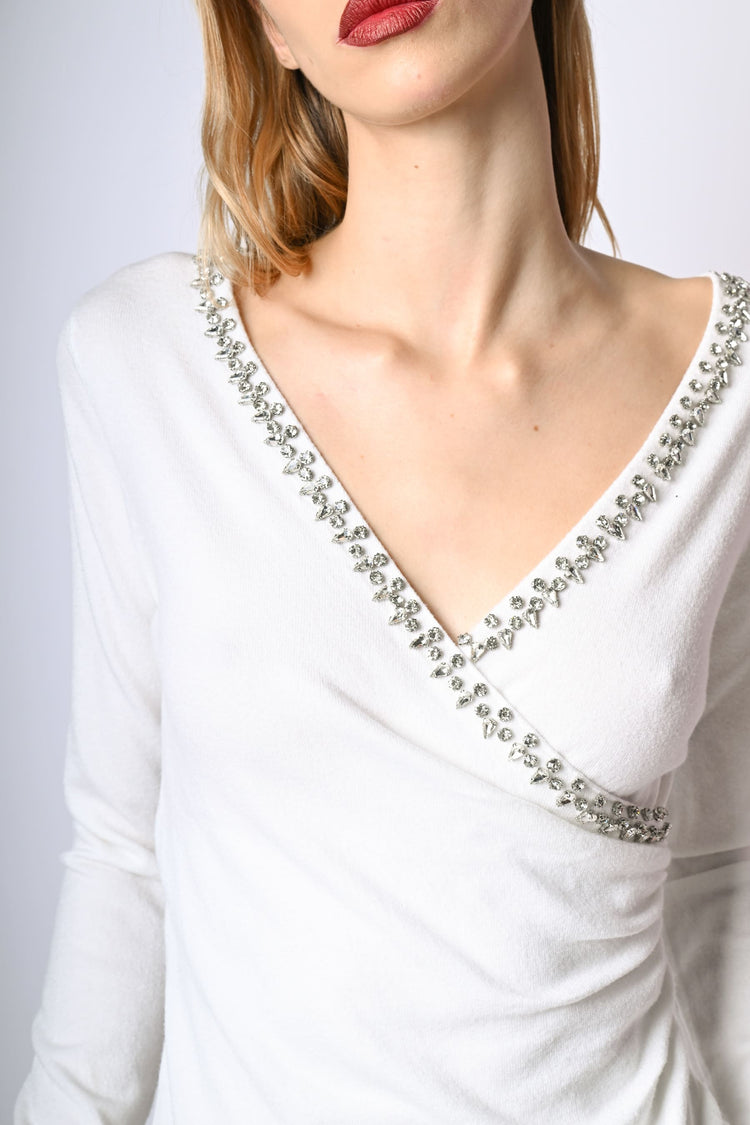 Pull a incrocio con decorazione gioiello