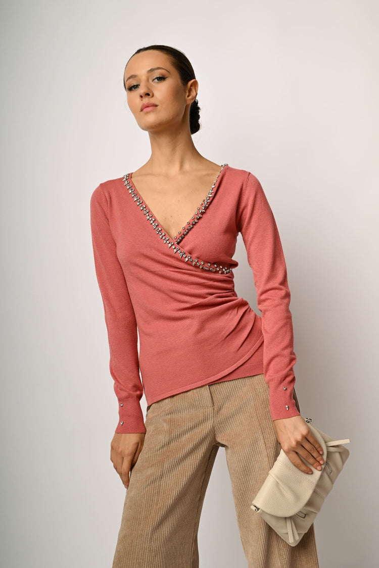 Pull a incrocio con decorazione gioiello