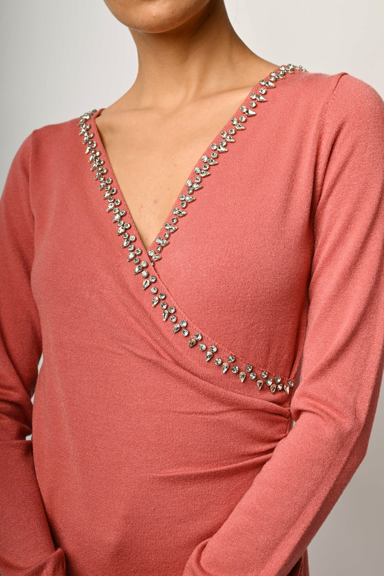 Pull a incrocio con decorazione gioiello