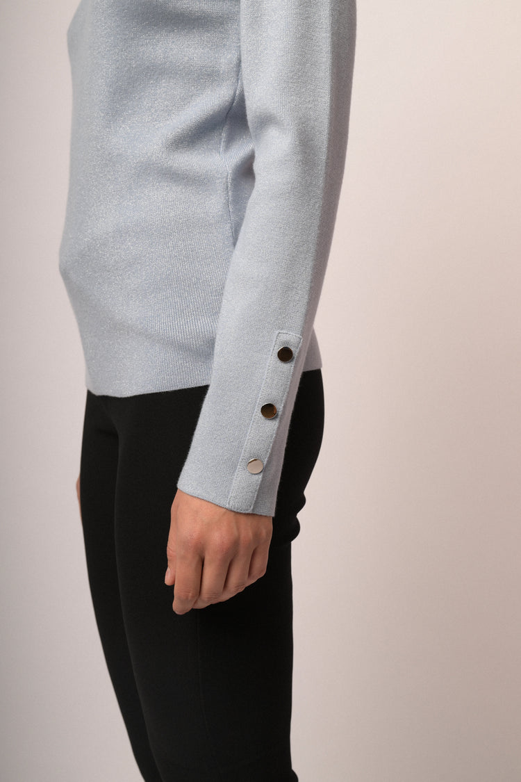 Pull in maglia lurex celeste con bottoni ai polsini