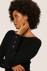 Pull con scollo a barchetta e bottoni