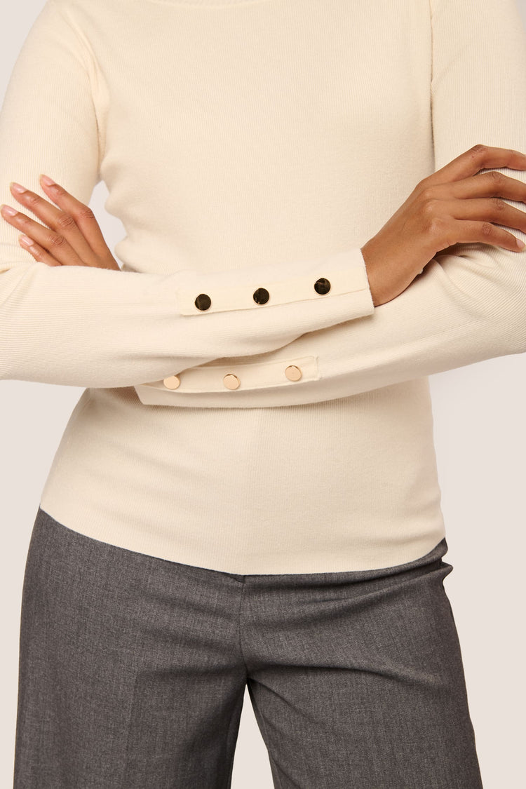 Pull con scollo a barchetta e bottoni