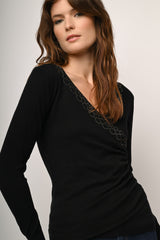 Pull incrociato con decorazione strass