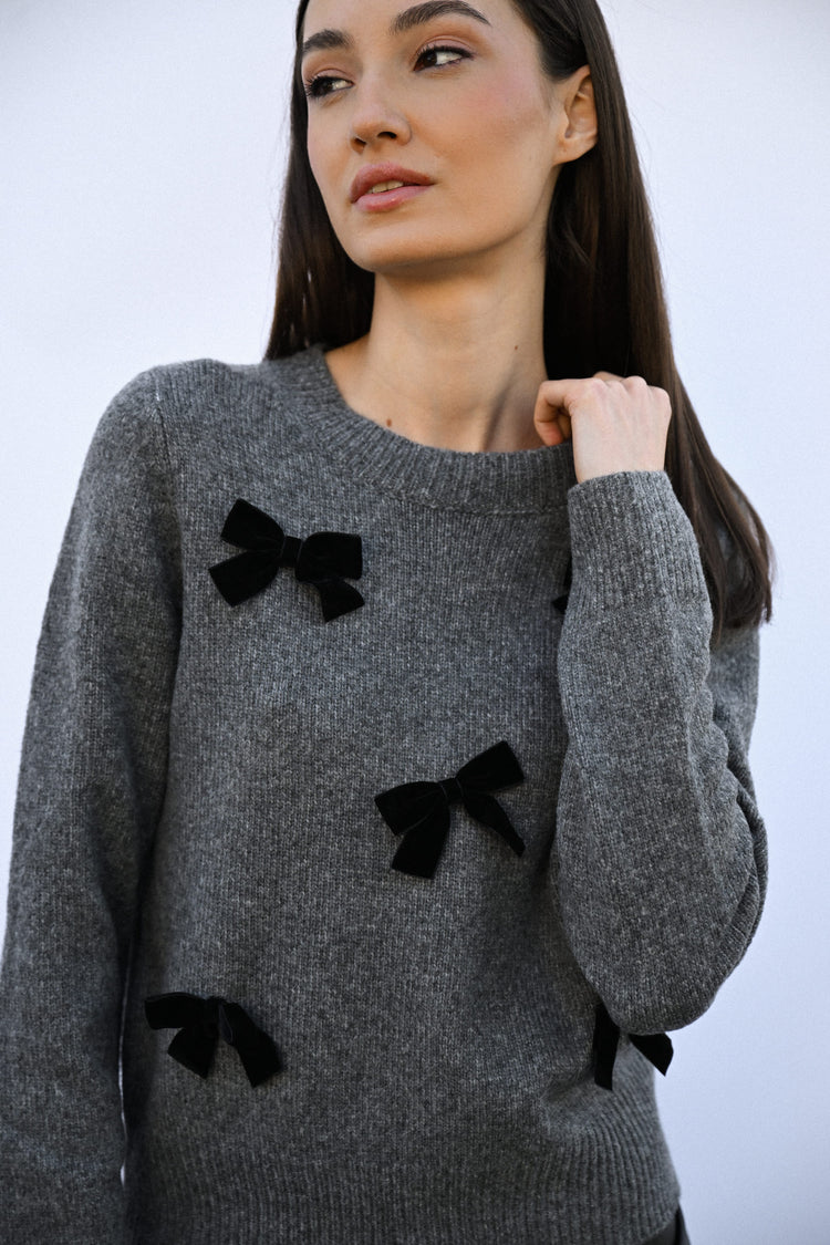 Pull con decorazione fiocchi