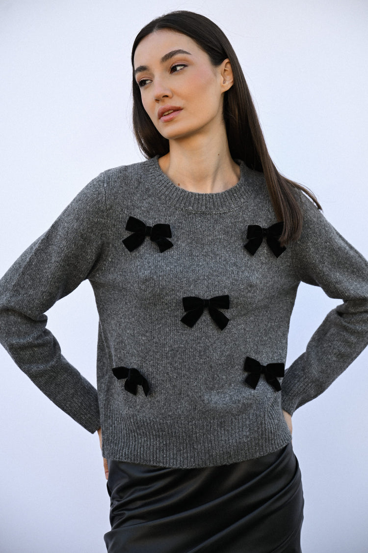 Pull con decorazione fiocchi