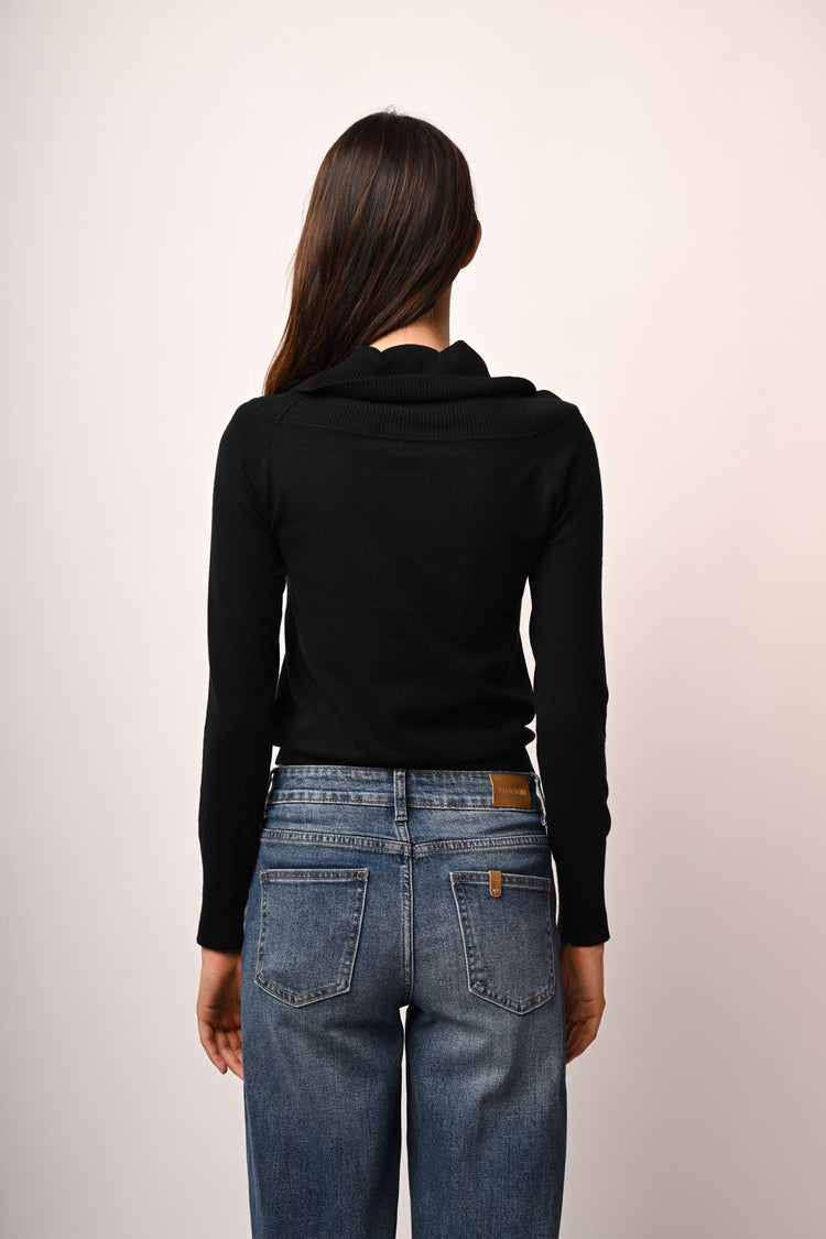 Pull con bottoni gioiello ai polsini