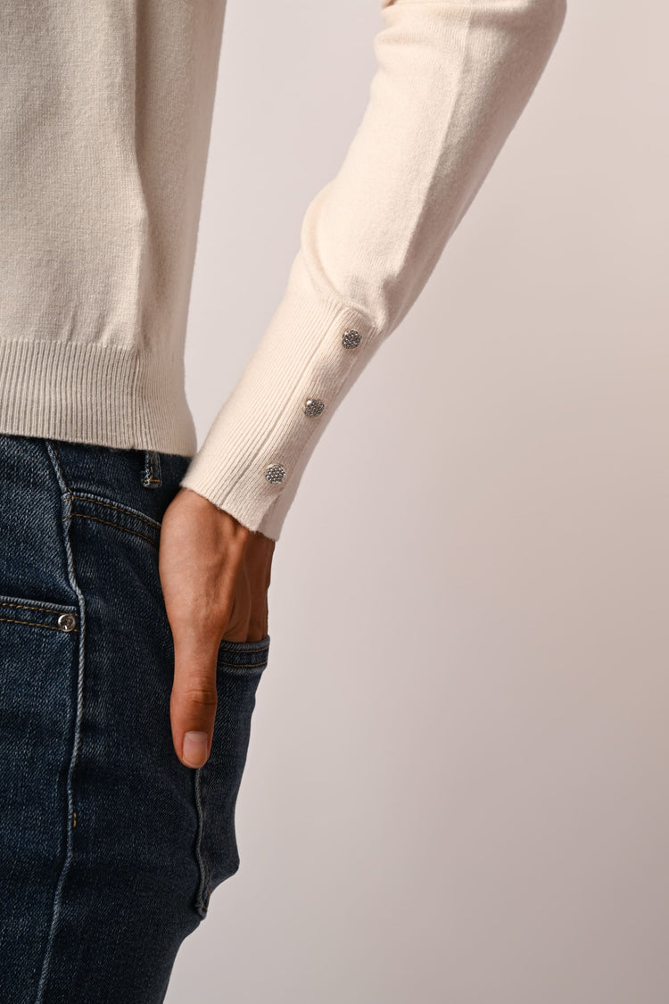 Pull con bottoni gioiello ai polsini