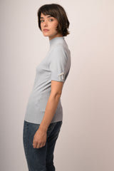 Lupetto in maglia celeste con fiocchetti decorativi alle mezze maniche