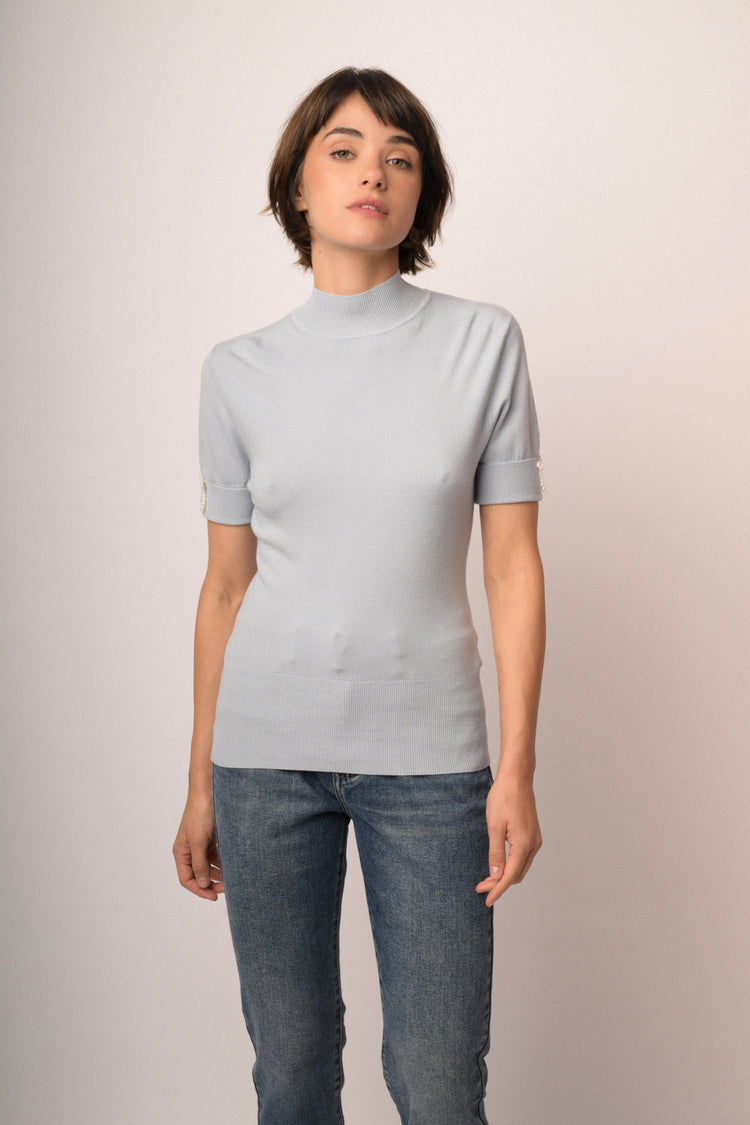 Lupetto in maglia celeste con fiocchetti decorativi alle mezze maniche