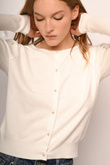 Cardigan con perle e strass decorativi