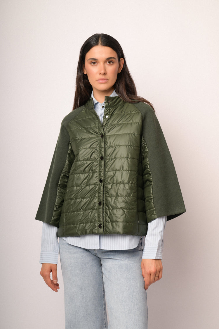 Giacca bimateriale in nylon e maglia verde oliva