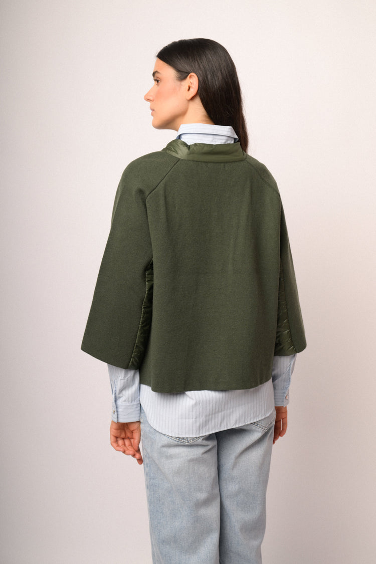 Giacca bimateriale in nylon e maglia verde oliva
