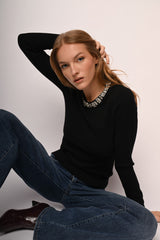 Pull con scollo profilato in strass