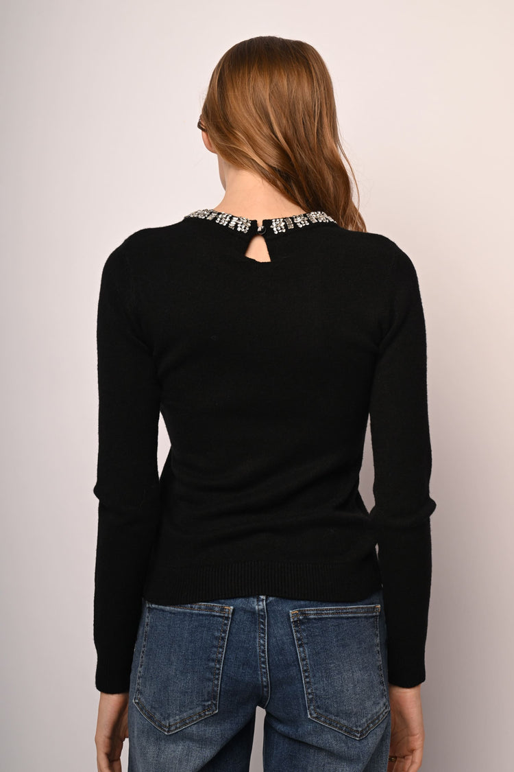 Pull con scollo profilato in strass