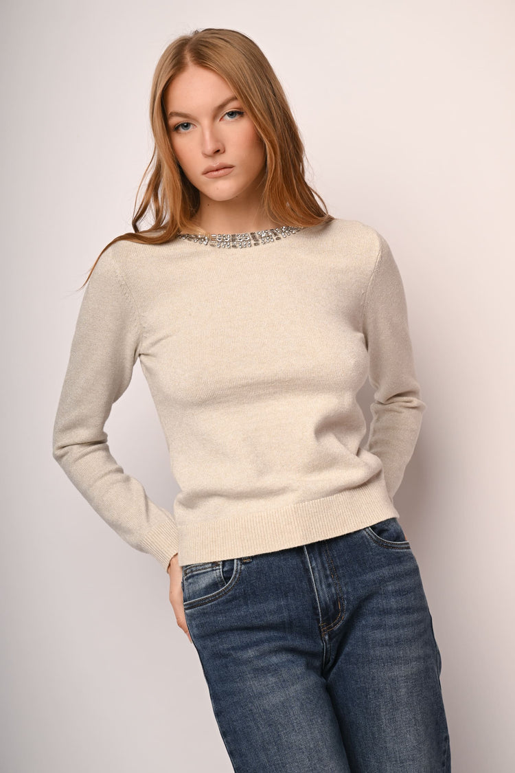 Pull con scollo profilato in strass