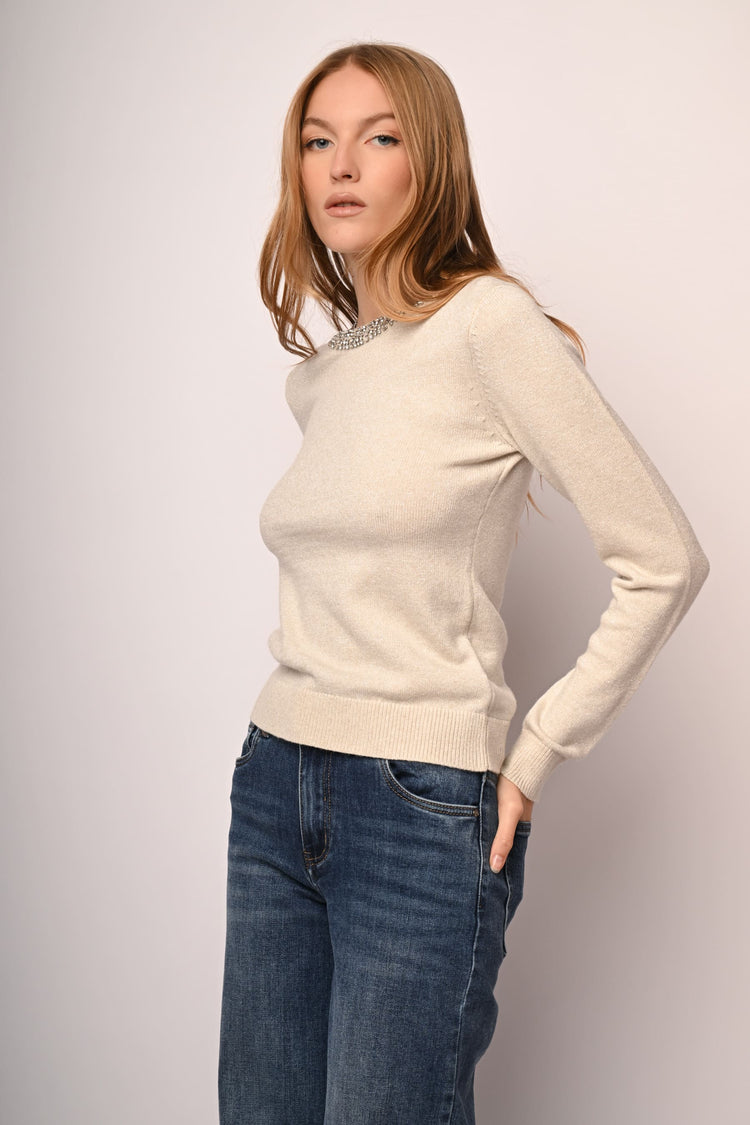 Pull con scollo profilato in strass