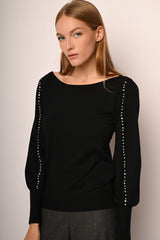 Pull con perline e strass sulle maniche